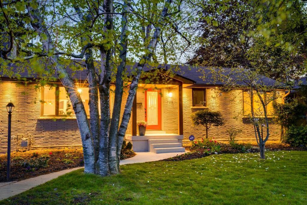 Villa Luxurious & Modern 4br House W/ 3 Car Parking Burlington