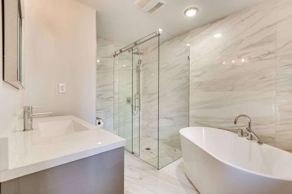 Luxurious & Modern 4br House W/ 3 Car Parking *