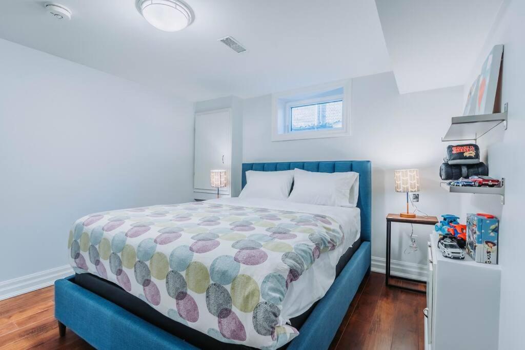 Luxurious & Modern 4br House W/ 3 Car Parking * Burlington