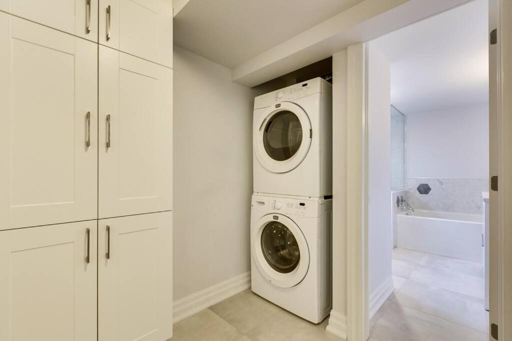 Luxurious & Modern 4br House W/ 3 Car Parking Burlington