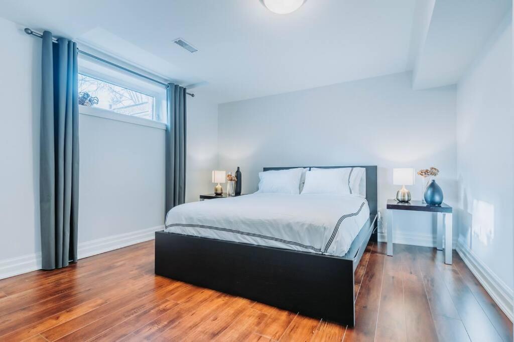 Luxurious & Modern 4br House W/ 3 Car Parking