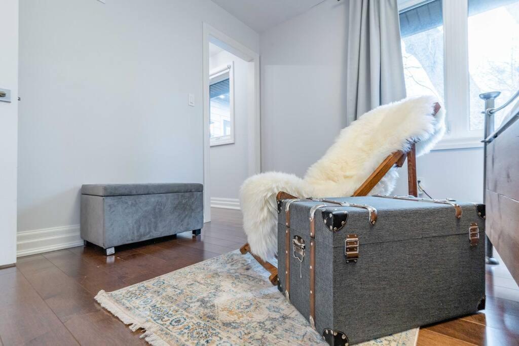 Luxurious & Modern 4br House W/ 3 Car Parking * Burlington