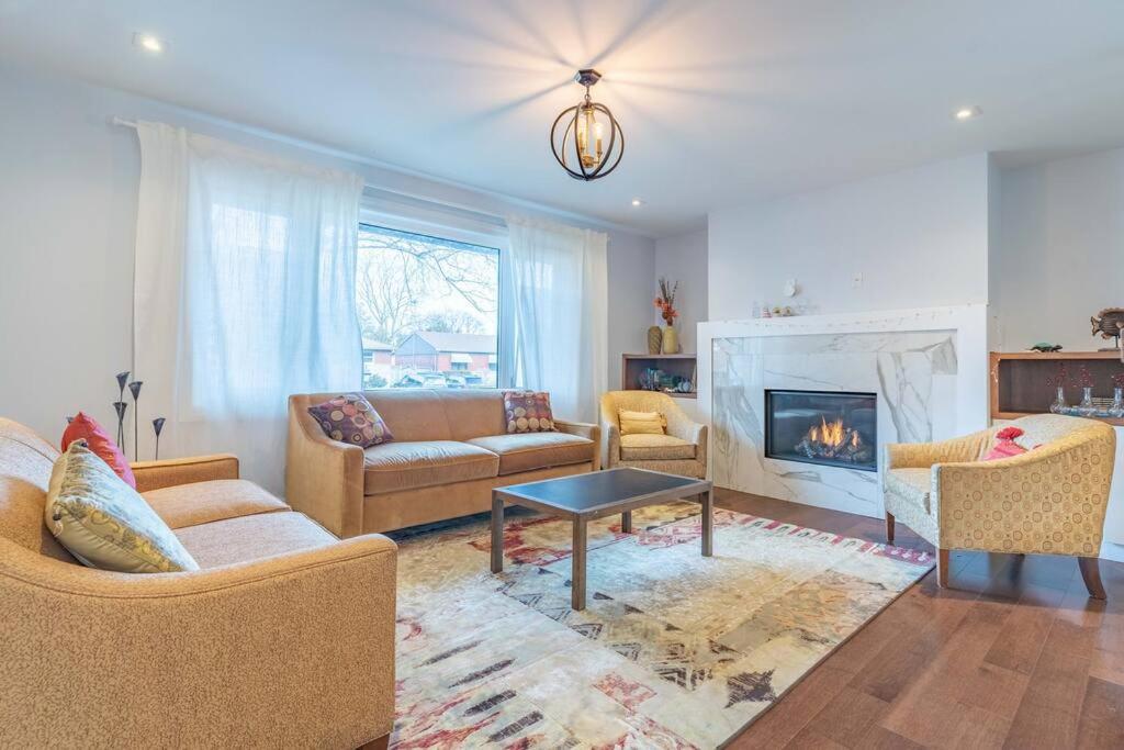 Luxurious & Modern 4br House W/ 3 Car Parking Burlington