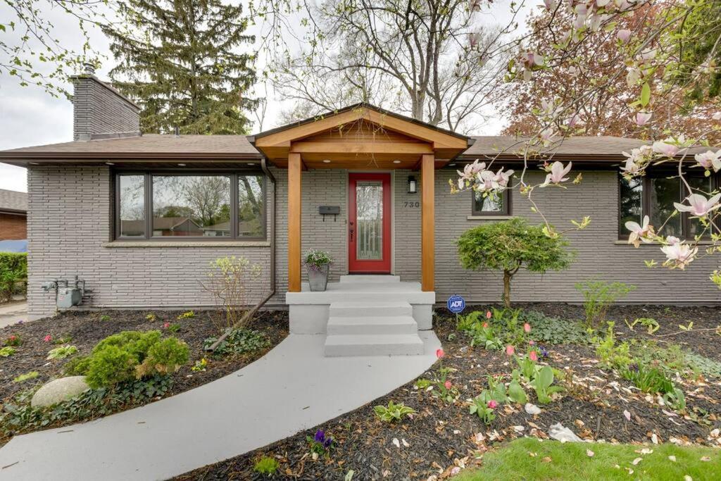 Villa Luxurious & Modern 4br House W/ 3 Car Parking